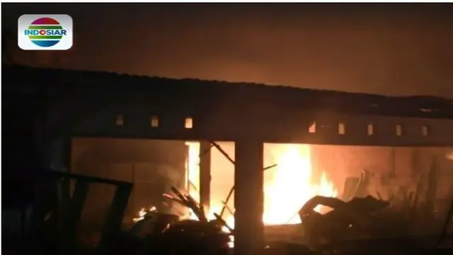 Enam rumah di kawasan permukinan padat wilayah Bukit Duri, Tebet, Jakarta Selatan, ludes terbakar. 