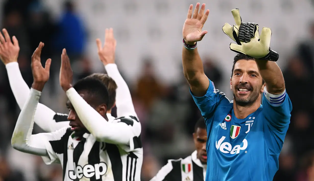 Kiper Juventus, Gianluigi Buffon bersama rekan setimnya merayakan kemenangan atas Crotone pada laga pekan ke-14 Liga Italia Seri A di Allianz Stadium, Senin (27/11). Juventus harus bersusah payah bisa menundukkan Crotone, 3-0. (MARCO BERTORELLO/AFP)