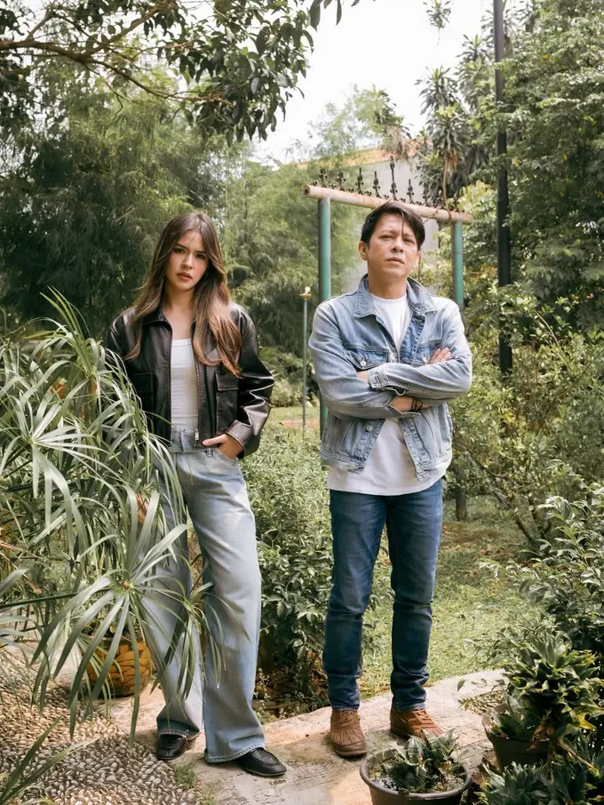 Gaya Kompak & Effortless, Raisa dan Ariel NOAH Serasi dalam Balutan Denim di Duet Perdana