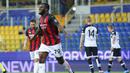 Gelandang AC Milan, Franck Kessie melakukan selebrasi usai mencetak gol kedua timnya ke gawang Parma dalam laga lanjutan Liga Italia 2020/2021 pekan ke-30 di Ennio-Tardini Stadium, Parma, Sabtu (10/4/2021). AC Milan menang 3-1 atas Parma. (LaPresse via AP/Spada)