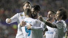 Para pemain Real Madrid merayakan gol Isco saat melawan Levante pada laga La Liga Santander di Ciutat de Valencia stadium, Valencia, Spanyol, (3/2/2018). Real Madrid bermain imbang 2-2. (AP/Alberto Saiz)