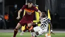 Striker AS Roma, Edin Dzeko (kiri) berebut bola dengan gelandang Manchester United, Fred pada laga leg kedua semifinal Liga Europa 2020/2021 di Olimpico Stadium (6/5/2021). Edin Dzeko total mencetak 9 gol dan 2 assist dari 18 laga bersama Wolfsburg, Manchester City dan AS Roma saat menghadapi Manchester United di semua ajang. Gol terakhirnya terjadi pada laga leg kedua semifinal Liga Europa 2020/2021 saat AS Roma menang 3-2. (AFP/Filippo Monteforte)