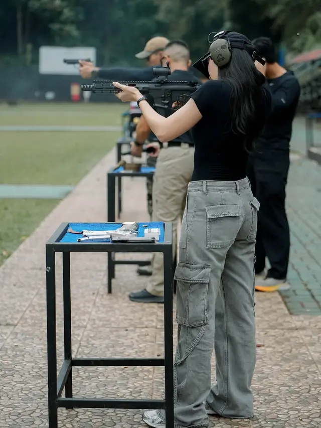 Febby Rastanty saat Latihan Menembak dengan kaos putih dan celana cargo. [@febbyrastanty]