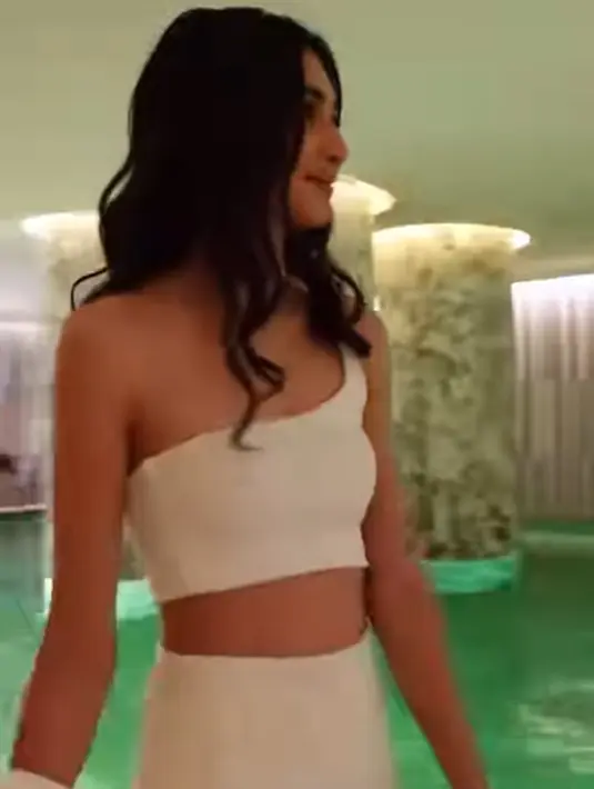 Crop top asimetris dipadukan dengan rok panjang beraksen tirai, dan ditumpuk mengenakan cropped blazer yang semuanya berwarna putih. Mengenakan outfit ini, Mikha memamerkan otot perutnya yang dipuji sempurna. [Foto: Instagram/miktambayong]