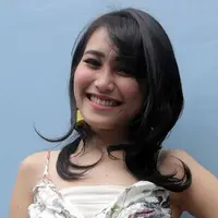 Ayu Ting Ting tidur dalam posisi mulut menganga. Umi Kalsum, ibundanya, mengatakan mungkin Ayu lelah. (Nurwahyunan/Bintang.com)