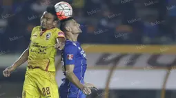 Meskipun memiliki tinggi mencapai 186 cm, namun Juan Belencoso kerap kalah melakukan duel udara. Sering mendapatkan umpan lambung tetapi pria 34 tahun itu gagal mengontrol bola dengan baik. (Bola.com/Vitalis Yogi Trisna)
