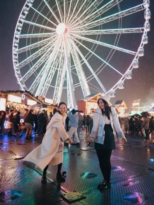 Kala berkunjung ke Hyde Park Winter Wonderland, Enzy dan Hesti kembali tampil kompak mengenakan outfit musim dingin nuansa putih. @enzystoria/@hestipurwadinata.