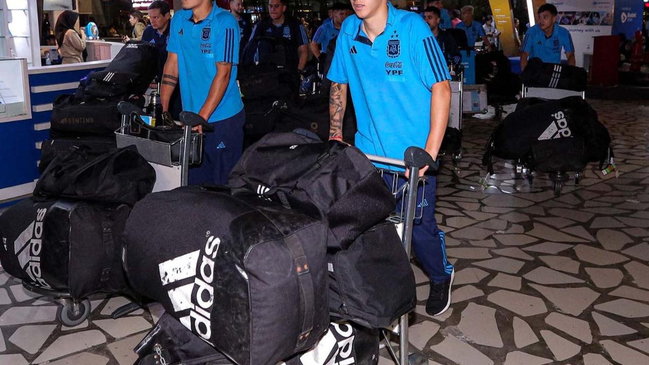 Timnas Argentina U-17 akhirnya tiba di Terminal 3 Bandara Soekarno Hatta, Tangerang, Banten, Rabu (1/11/2023) malam waktu setempat. Pasukan Diego Placente mengejar mimpi untuk meraih gelar juara pada Piala Dunia U-17 2023.
