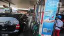 <p>Petugas melakukan pengisian bahan bakar pertalite di SPBU Pertamina Abdul Muis, Jakarta, Kamis (30/6/2022). PT Pertamina (Persero) melalui anak usahanya, PT Pertamina Patra Niaga, akan melakukan uji coba pembelian bahan bakar minyak (BBM) subsidi, Pertalite dan Solar, secara terbatas bagi pengguna yang sudah terdaftar pada sistem MyPertamina, mulai 1 Juli mendatang. (Liputan6.com/Faizal Fanani)</p>
