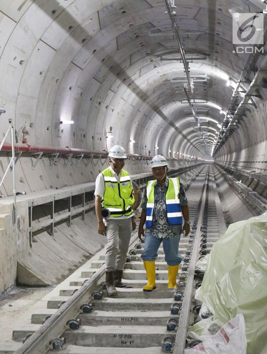 Menteri Koordinator Bidang Perekonomian Darmin Nasution memantau pembangunan proyek MRT Jakarta fase I di Senayan, Jakarta, Senin (11/6). Menurut dia, stasiun tersebut didesain dengan sangat baik dan modern. (Liputan6.cpm/Angga Yuniar)