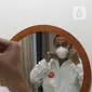 dr Rahmadi Iwan Guntoro, Sp.P memakai masker N95 di Rumah Sakit Haji, Jakarta, Kamis (9/4/2020). Tenaga medis yang menggunakan alat pelindung diri pada tingkatan perlindungan ketiga, yaitu dokter, perawat, dan petugas laboran (laboratorium). (Liputan6.com/Herman Zakharia)