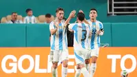 Gelandang Argentina Giovanni Lo Celso merayakan gol pertama timnya bersama rekan setimnya dalam laga persahabatan internasional di Miami Gardens, Florida, 8 Oktober 2025. (AP Photo/Rebecca Blackwell)