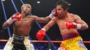 Floyd Mayweather Jr. berhasil memukul Manny Pacquiao saat pertandingan kelas welterweight di MGM Grand Garden Arena, Las Vegas, Nevada, Minggu (3/5/2015). Floyd Mayweather berhasil manang angka atas Manny Pacquiao. (REUTERS/Steve Marcus)