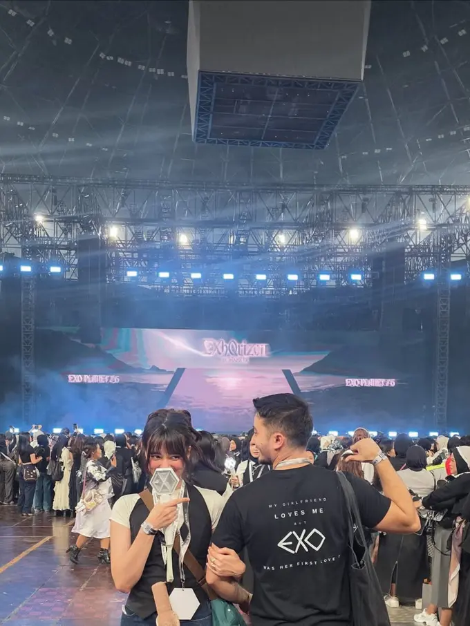 Potret Gemas Bryan Domani Temani Mawar Eva de Jongh Nonton Konser EXO, Pakai Kaus Berisi Tulisan Romantis