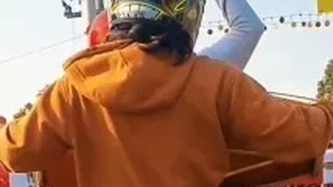 Anti Mainstream, Pria Ini Tunggu Kereta Melintas Sambil Main Gendang Ikuti Suara Sirine, Kreatif Abis