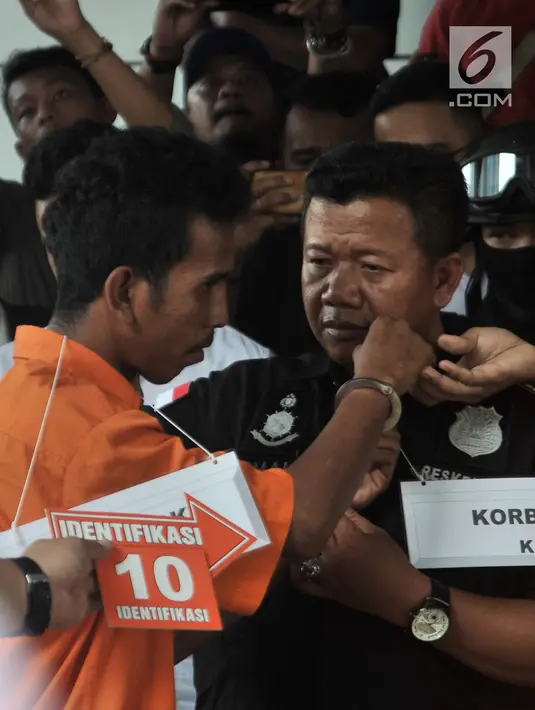 Tersangka melakukan reka ulang kejadian saat rekonstruksi pengeroyokan anggota TNI di Polda Metro Jaya, Jakarta, Senin (17/12). Dalam rekonstruksi pengeroyokan anggota TNI tersebut lima orang tersangka melakukan 20 adegan. (Merdeka.com/ Iqbal S. Nugroho)