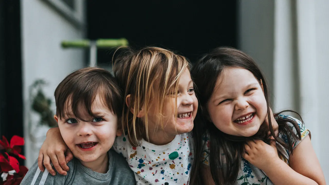 Ilustrasi sahabat (Photo by Nathan Dumlao on Unsplash)