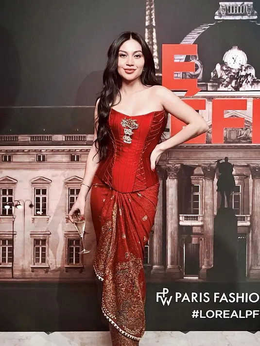 Cantiknya Ariel Tatum dibalut bustier merah tanpa tali, dipadu dengan kain bercorak batik berwarna merah yang serasi. [Foto: Instagram/arieltatum]