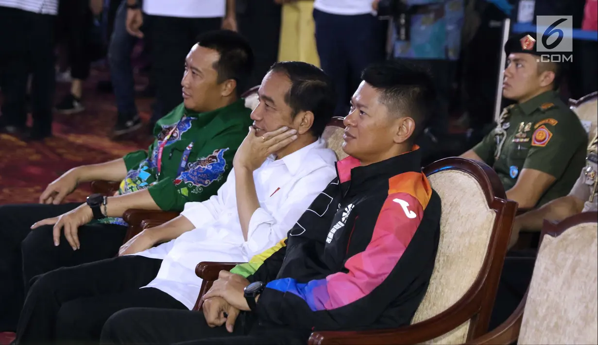 Presiden RI, Joko Widodo (tengah) bersama Menpora Imam Nahrawi dan Ketua INAPGOC, Raja Sapta Oktohari menyaksikan laga atlet para powerlifting di kelas Womens Up 73 dan 79kg Asian Para Games 2018 di Jakarta, Rabu (10/10). (Liputan6.com/Helmi Fithriansyah)