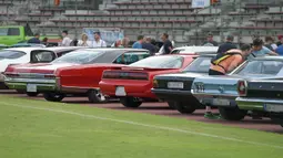 Orang-orang mengunjungi JJ's US Car and Oldtimer Treffen di Schwechat, Austria, Sabtu (15/8/2020). JJ's US Car and Oldtimer Treffen merupakan pameran mobil antik yang diadakan di Schwechat pada 15 Agustus 2020. (Xinhua/Guo Chen)