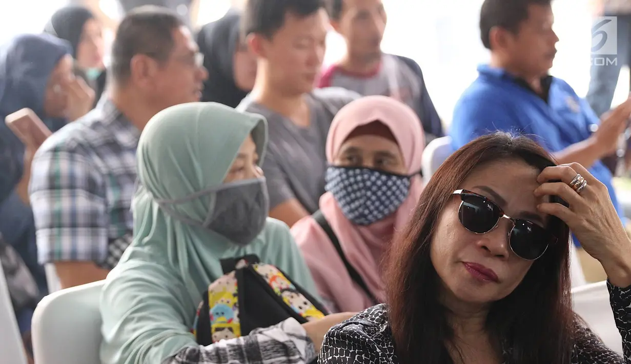 Anggota keluarga korban jatuhnya pesawat Lion Air JT 610 mendatangi posko ante Antemortem Rumah Sakit Polri Kramat Jati, Jakarta, Selasa (30/10). Pihak RS Polri sudah memeriksa 151 anggota keluarga korban pesawat Lion Air. (Liputan6.com/Immanuel Antonius)