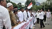 Massa FCKK Jawa Timur menggelar aksi di depan Istana, Jakarta, Senin (11/3). Mereka menuntut pemerintah segera menerbitkan NIP serta SK PNS kepada 1.357 tenaga honorer K2 yang telah lulus ujian CPNS jalur K2. (merdeka.com/Iqbal S. Nugroho)