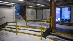 Salju mencapai bagian dalam stasiun kereta bawah tanah Morgan 'L' di bagian Bushwick wilayah Brooklyn di New York, Sabtu (29/1/2022). Orang-orang dari New York City hingga Maine terbangun karena salju tebal dan angin kencang saat badai Nor'easter yang kuat melanda. (AP Photo/Brittainy Newman)