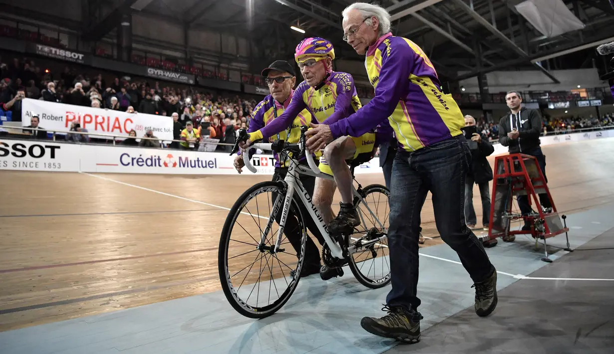 Pesepeda asal Prancis, Robert Marchand (105) mengayuh sepedanya untuk memecahkan rekor baru di sebuah velodrom di Saint-Quentin-en-Yvelines, dekat Paris, Rabu (4/1). Marchand menorehkan rekor di kategori usia lebih dari 105 tahun. (PHILIPPE LOPEZ/AFP)