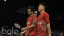 Pasangan Indonesia-Malaysia Hendra Setiawan / Boon Heong Tan, kalah dari pasangan China, Li Junhui dan Liu Yuchen pada laga Indonesia Open 2017 di JCC, Kamis, (15/6/2017). Pasangan China menang dengan skor 21-15, 21-15. (Bola.com/M Iqbal Ichsan)