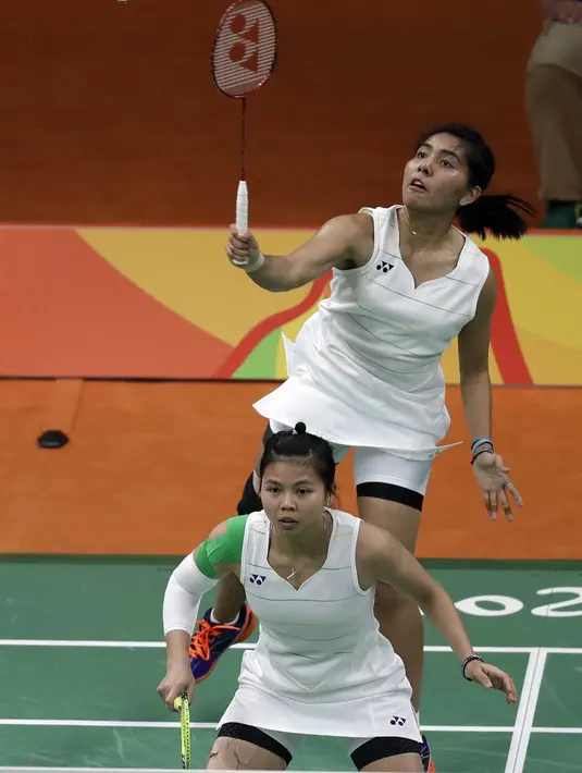 Ganda putri Indonesia, Greysia Polii/Nitya Krishinda Maheswari, mengalahkan ganda putri Hongkong, Poon Lok Yan/Tse Ying Suet, dengan skor 21-9 dan 21-11 pada laga Olimpiade Rio de Janeiro di Brasil, Kamis (11/8/2016). (AP/Kin Cheung)