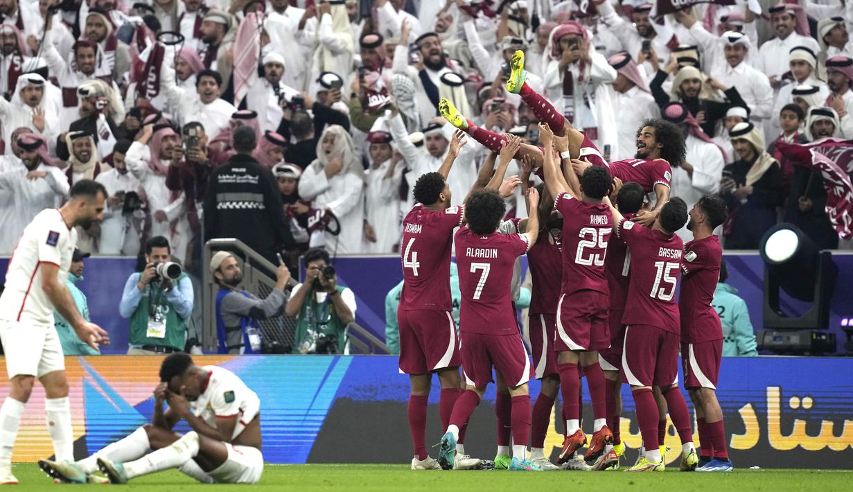 Para pemain Qatar mengangkat Akram Afif saat perayaan gelar juara Piala Asia 2023 di Stadion Lusail, Sabtu (10/2/2024). Qatar menjuarai Piala Asia 2023 berkat kemenangan 3-1 atas Yordania. (AP Photo/Thanassis Stavrakis)