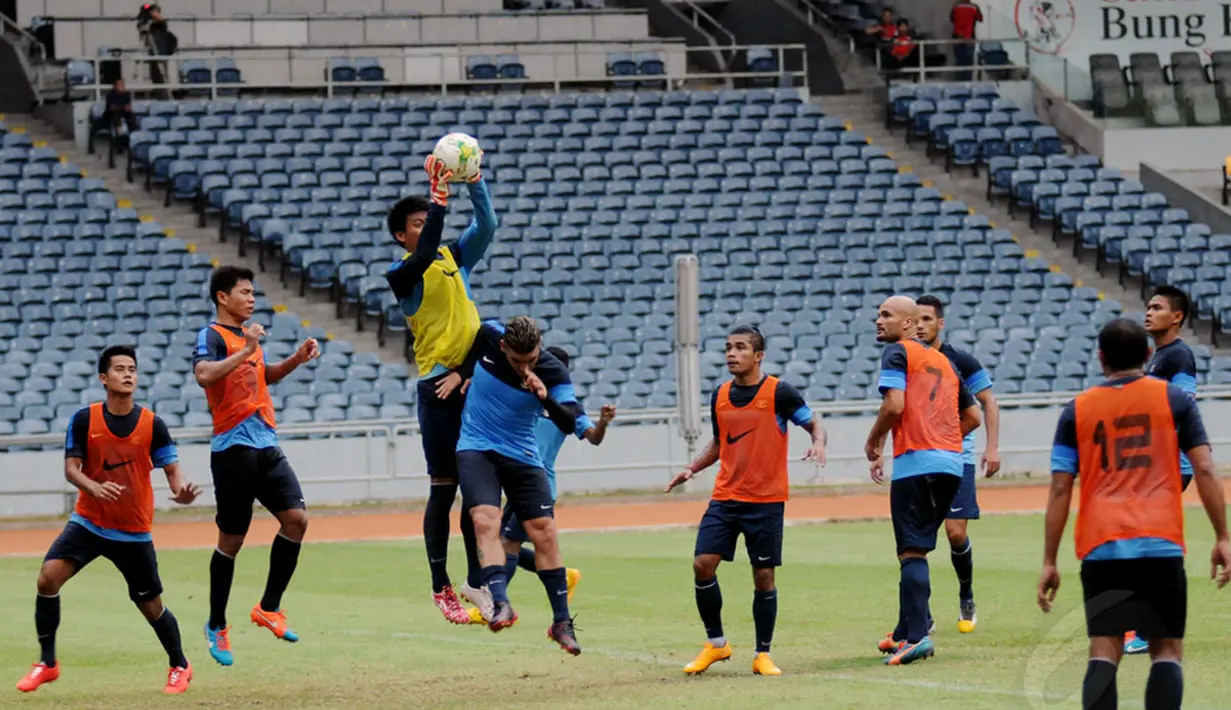 Timnas Indonesia mulai mematangkan strategi dalam sesi latihan di Stadion GBK Jakarta, Kamis (13/11/2014). (Liputan6.com/Helmi Fithriansyah)