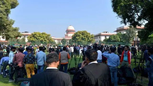 Kerumunan orang berkumpul di luar Mahkamah Agung di New Delhi, India, Sabtu, 9 November 2019.