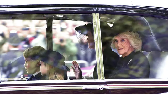 Pangeran George, Putri Charlotte, Kate Middleton, serta Camilla dalam Pemakaman Ratu Elizabeth II. (Anthony Devlin/Pool Photo via AP)