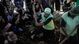 Keluarga dan kekasih almarhum Andika Putra Sahadewa, Nicky Santoso saat pemakaman  di TPU Sunan Giri, Rawamangun, Jakarta, Selasa (10/9). Andika Putra Sahadewa meninggal diduga terkena serangan jantung. (Liputan6.com/Faizal Fanani)