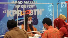 Konsumen mengurus dokumen pada Akad Kredit Massal KPR BP2BT di Perumahan Dream Land II, Kabupaten Banyuasin, Palembang, Sumatera Selatan, Sabtu (20/11/2021). Akad massal dilakukan secara serentak di Indonesia dengan target 11 ribu unit rumah dalam rangkaian HUT KPR BTN ke-45. (Liputan6.com/HO/BTN)