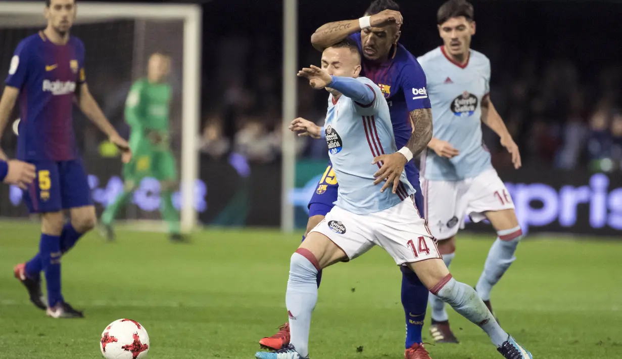 Gelandang Barcelona, Paulinho, berebut bola dengan gelandang Celta Vigo, Lobotka, pada leg pertama babak 16 besar Copa del Rey di Stadion Balaidos, Kamis (4/1/2018). Kedua tim bermain imbang 1-1. (AP/Lalo R. Villar)