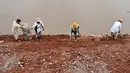 Pekerja melakukan penurapan bibir sungai Ciliwung di kawasan Bukit Duri, Jakarta, Selasa (27/2). Proses normalisasi Sungai Ciliwung kembali dilanjutkan setelah terhenti karena meningginya air akibat curah hujan yang tinggi. (Liputan6.com/Yoppy Renato)