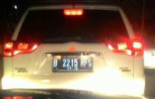 Mobil pejabat ini ugal-ugalan di jalan sampai acungkan jari tengah