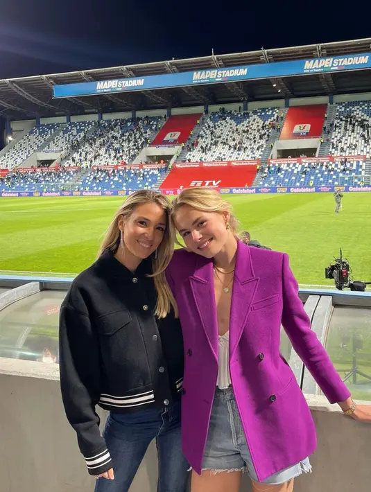 <p>AnneKee Molenaar (kanan) foto bersama Alice Campello Morata (kiri) istri penyerang timnas Spanyol Alvaro Morata. AnneKee juga sering membagikan momen-momen saat dirinya bersama WAGs di stadion bola. (Instagram/@annekeemolenaar)</p>