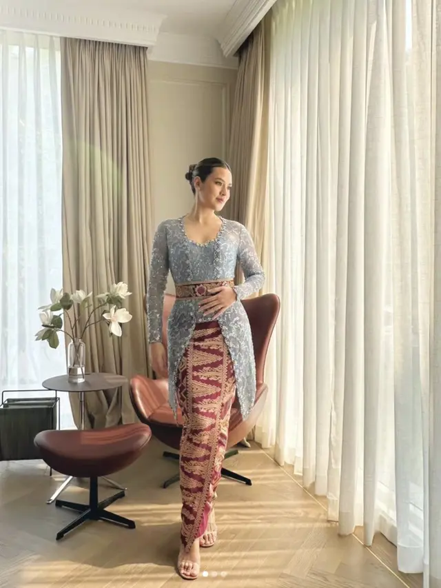 Raisa dalam balutan kebaya Bali