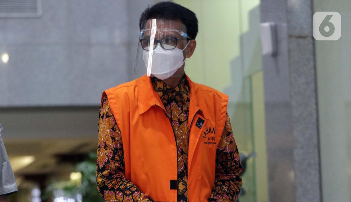 Gubernur Sulawesi Selatan non aktif, Nurdin Abdullah usai pemeriksaan lanjutan di Gedung KPK, Jakarta, Kamis (3/6/2021). Nurdin Abdullah diperiksa terkait dugaan suap dan gratifikasi pengadaan barang dan jasa pembangunan infrastruktur di Pemprov Sulsel 2020-2021. (Liputan6.com/Helmi Fithriansyah)