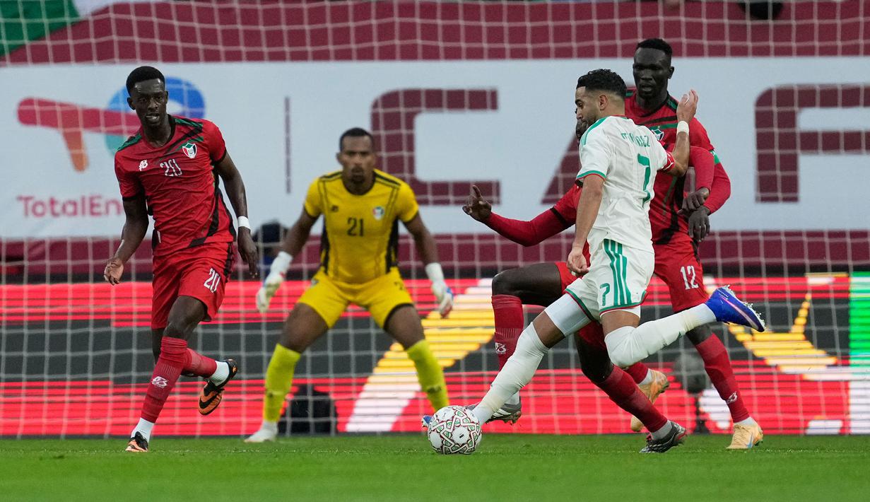 Pemain Aljazira, Riyad Mahrez berusaha menembak bola yang berbuah menjadi gol ke gawang Sudan dalam laga Grup E Piala Afrika 2025 di Moulay Hassan Stadium, Rabat, Maroko, Rabu (24/12/2025) malam waktu setempat. (Bola.com/Mosa'ab Elshamy)