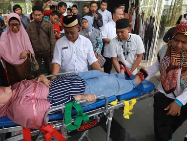 Orang tua wali murid dibawa dengan mobil ambulans karena pendarahan saat protes terkait situs Penerimaan Peserta Didik Baru (PPDB) yang eror di Gedung Balaikota Tangerang Selata, Jumat (13/07). (Merdeka.com/Arie Basuki)