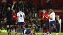 Wasit Lee Mason memberikan kartu merah kepada bek Manchester United, Eric Bailly, saat melawan Bournemouth pada laga Premier League di Stadion Old Trafford, Manchester, Minggu (30/12). MU menang 4-1 atas Bournemouth. (AP/Martin Rickett)