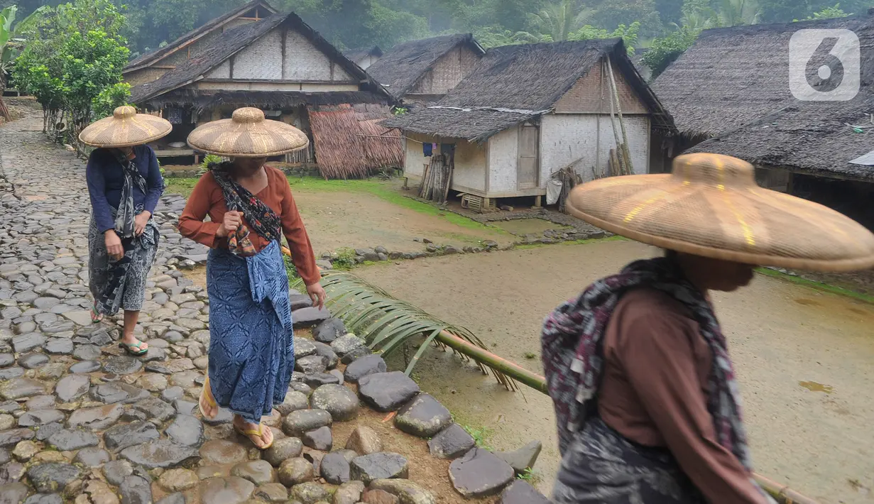 Ada pemandangan menarik pada bagian depan beberapa rumah adat Baduy Luar di Kampung Ciboleger Lebak Banten, nampak sebuah bambu besar dengan panjang sekitar 2 meter dilengkapi kran air ditancapkan di depan rumah. (merdeka.com/Arie Basuki)