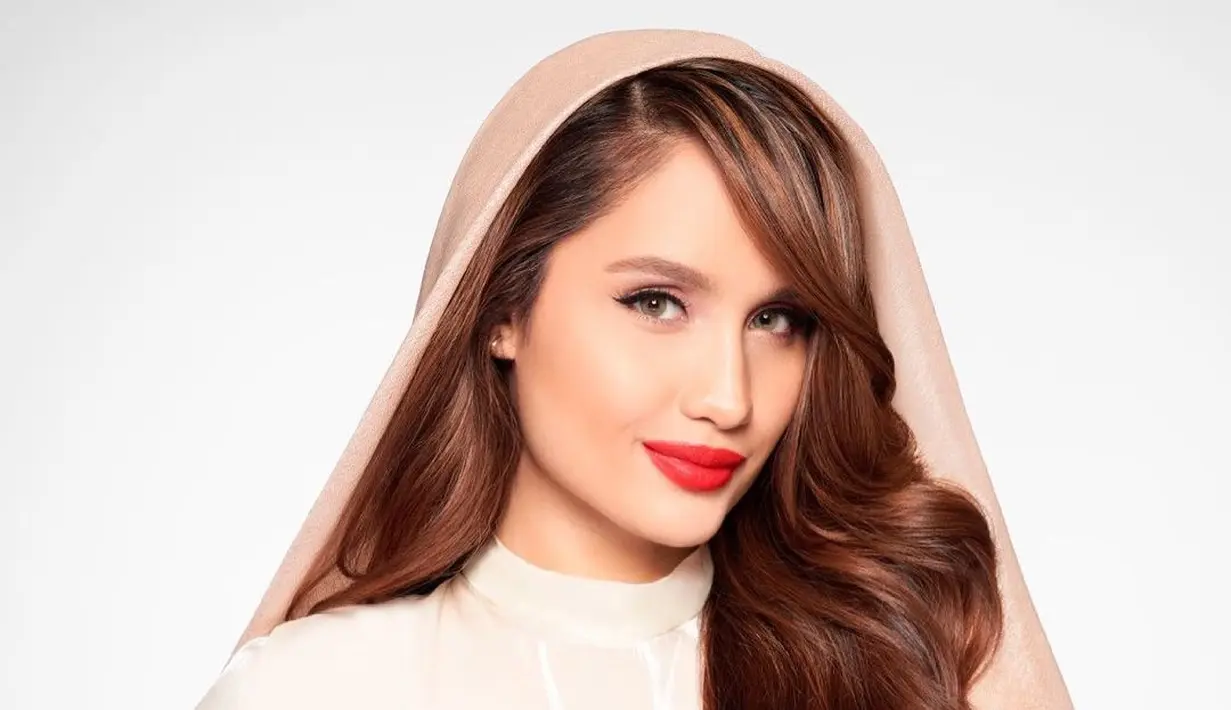 Di sini Cinta Laura tampil mengenakan lipstik berwarna merah dan bold eye makeup. Foto: Instagram.