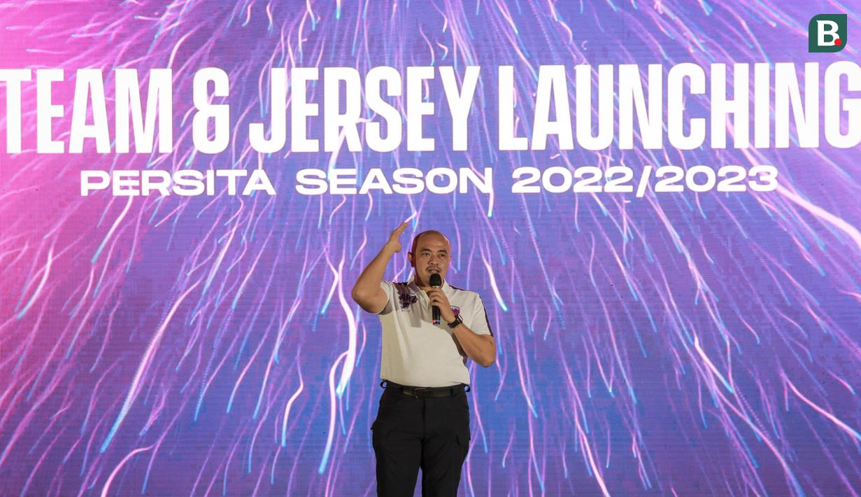 Presiden klub Persita Tangerang, Rully Zulfikar tengah memberikan sambutan saat acara Launching Team and Jersey Persita Tangerang di The Springs Club, Gading Serpong, Tangerang, Banten pada Kamis (21/06/2022). (Bola.com/Bagaskara Lazuardi)