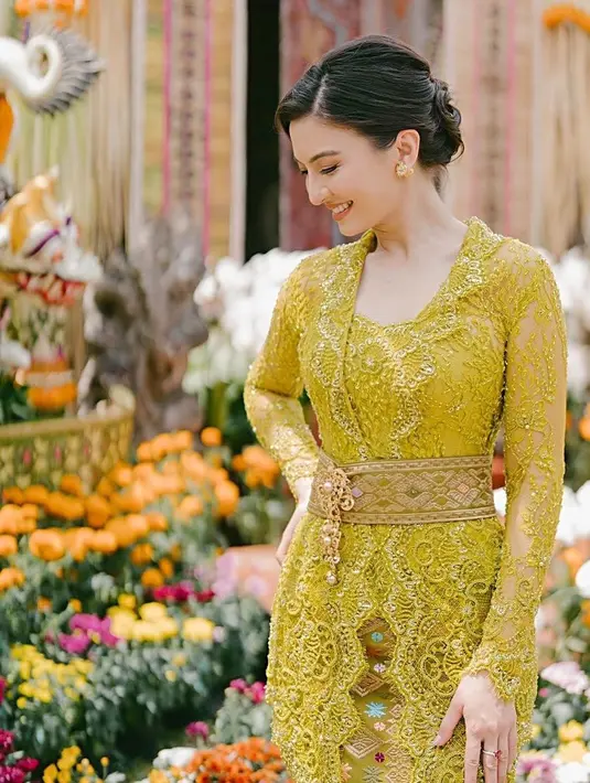 Kebaya Bali warna hijau kekuningan yang dikenakan Raline Shah saat menjadi bridesmaid salah satu kerabatnya juga tak kalah menarik. Detail bordir, payet, ditambah bros emas pada obi membuat kebaya rancangan @anjiasmara terlihat semakin mewah. [@ralineshah]