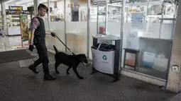 Petugas dan anjing unit k-9 menyisir kawasan Stasiun Gambir, Jakarta, Kamis (1/6). Hal ini dilakukan sebagai upaya meningkatkan keamanan di stasiun demi mencegah hal yang tidak diinginkan pasca bom Terminal Kampung Melayu. (Liputan6.com/Faizal Fanani)